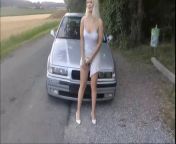 Блондинка резиновый член на капот прикрепила и насаживается пиздой